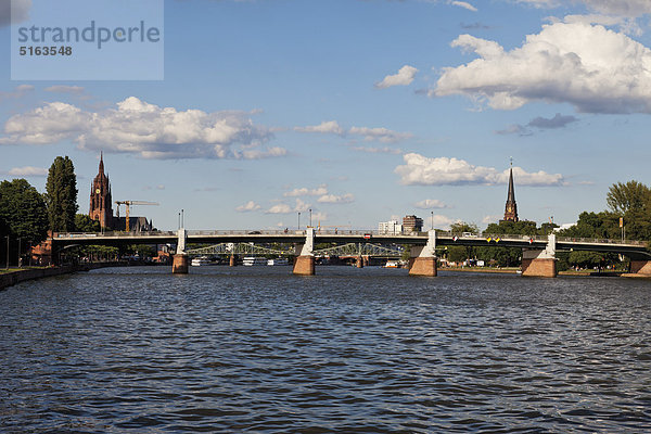 Europa  Deutschland  Hessen  Frankfurt  Blick auf die Untermainbrücke mit Stadt im Hintergrund