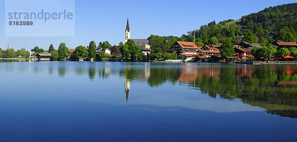 Europa  Deutschland  Oberbayern  Schliersee  Bayerische Alpen  Spiegelung der Kleinstadt im See