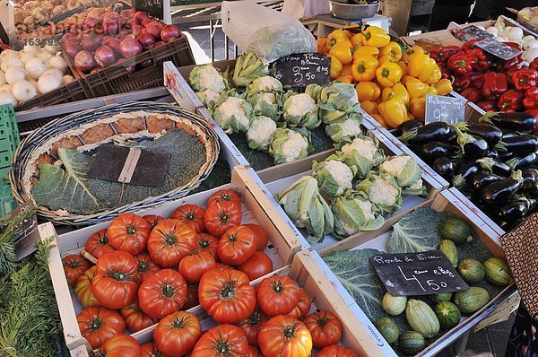 Europa  Frankreich  Provence  Alpes Maritimes  Cote d'Azur  Nizza  Verschiedenes frisches Gemüse am Marktstand