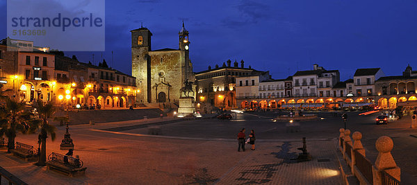 Europa  Spanien  Extremadura  Trujillo  Blick auf Plaza Mayor am Stadtplatz mit Kirche San Martin