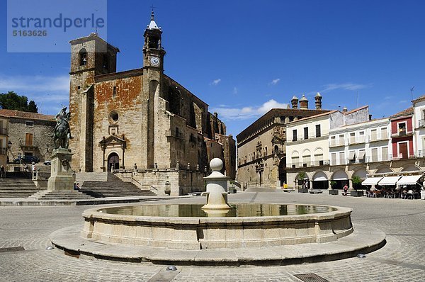 Europa  Spanien  Extremadura  Trujillo  Blick auf Plaza Mayor und San Martin Kirche mit Brunnen im Vordergrund