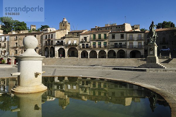 Europa  Spanien  Extremadura  Trujillo  Blick auf Plaza Mayor Stadtplatz mit Brunnen im Vordergrund
