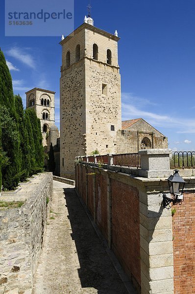 Europa  Spanien  Extremadura  Trujillo  Blick auf enge Gasse in historischen Kirchen in der Altstadt