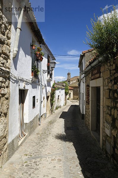 Europa  Spanien  Extremadura  Trujillo  Blick auf die enge Gasse in der historischen Altstadt