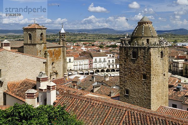 Europa  Spanien  Extremadura  Trujillo  Blick auf die enge Gasse in der historischen Altstadt