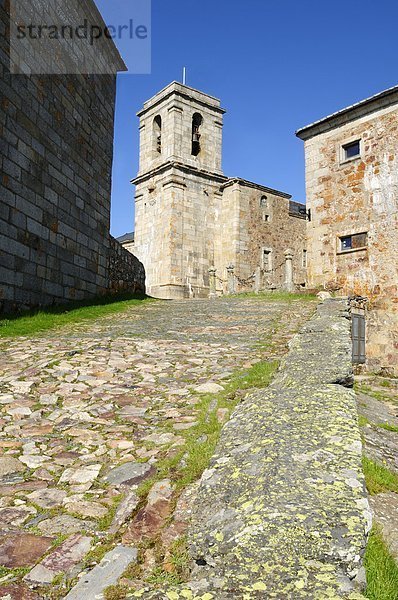 Europa  Spanien  Kastilien und Leon  Sierra de Francia  Ansicht des Klosters mit Jakobsweg am Pena de Francia Berg