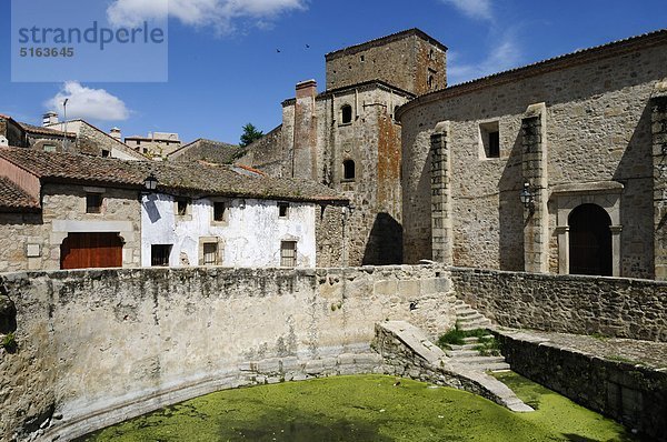 Europa  Spanien  Extremadura  Trujillo  Blick auf historische Zisterne in der Altstadt