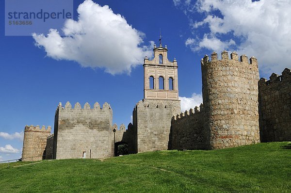 Europa  Spanien  Kastilien und Leon  Avila  Blick auf die mittelalterliche Stadtmauer