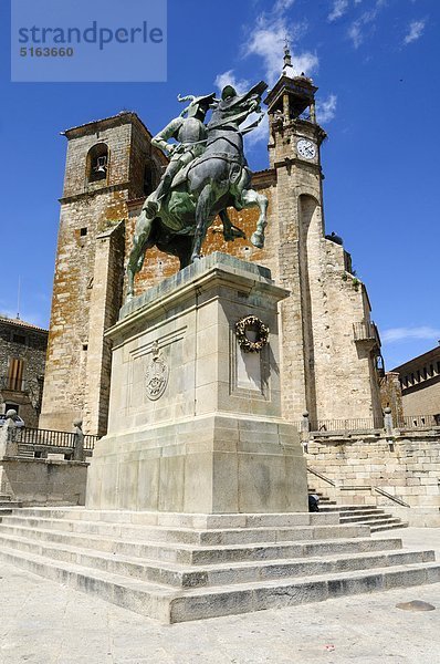 Europa  Spanien  Extremadura  Trujillo  Blick auf das Denkmal Francisco Pizarro