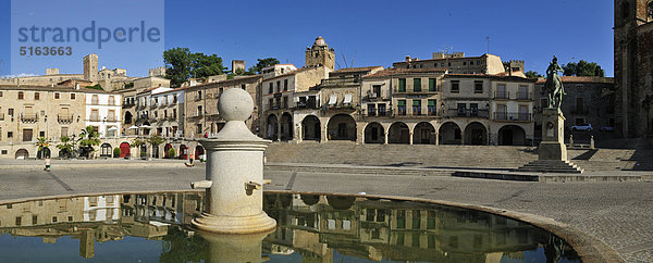 Europa  Spanien  Extremadura  Trujillo  Blick auf Plaza Mayor am Stadtplatz mit Brunnen im Vordergrund