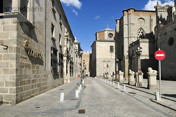 Europa  Spanien  Kastilien und Leon  Avila  Puerta de los Leales  Blick auf die Straße mit nicht betretenem Schild