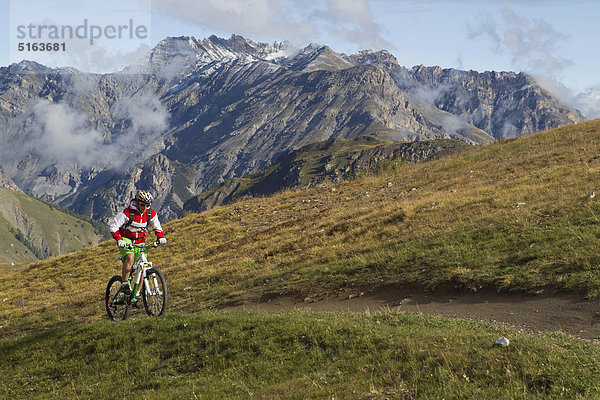 Italien  Livigno  Blick auf die Frau beim Mountainbike fahren bergauf