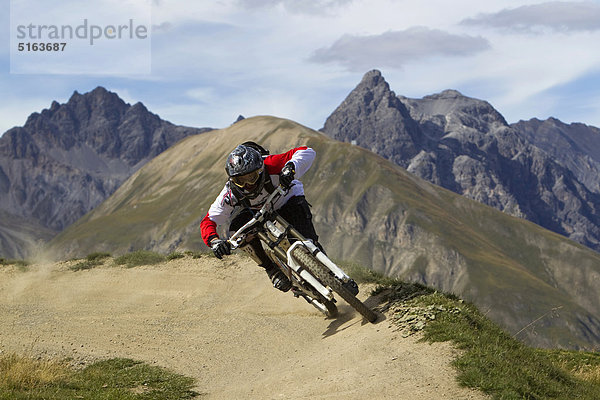 Italien  Livigno  Blick auf den Mann beim Freeriden Mountainbike Downhill