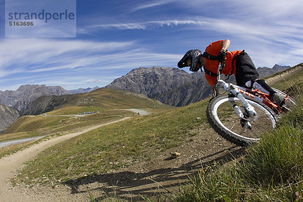 Italien  Livigno  Blick auf den Mann beim Freeriden Mountainbike Downhill