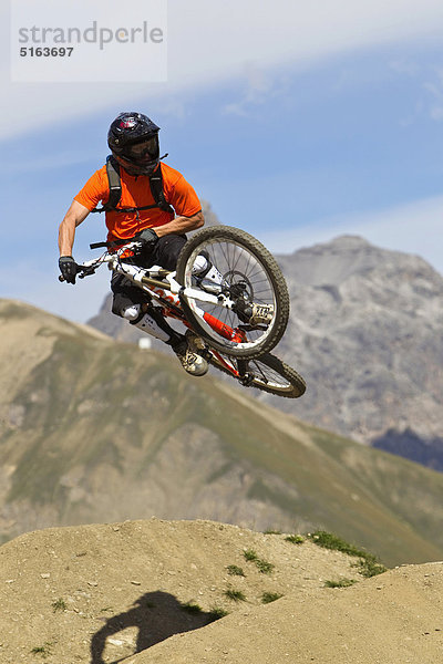 Italien  Livigno  Blick auf den Mann beim Springen mit dem Mountainbike