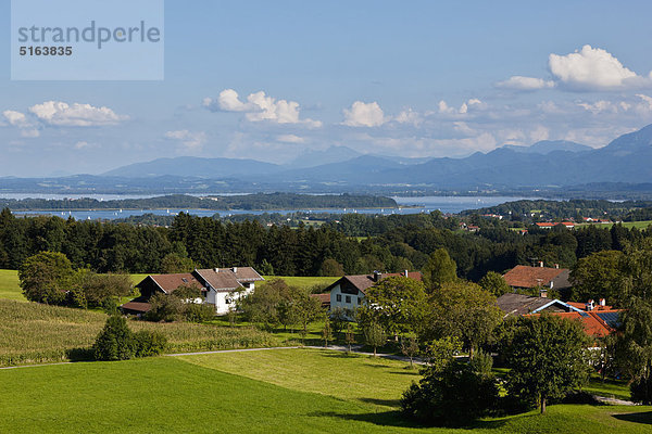 Deutschland  Bayern  Chiemgauer Alpen  Herrenchiemsee  Chiemsee  Dorfansicht mit Insel und Süßwassersee im Hintergrund