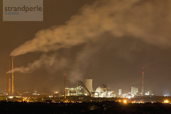 Deutschland  Nordrhein-Westfalen  Duisburg  Blick auf Schornsteine der Industrieanlage bei Nacht