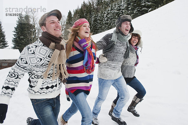 Österreich  Salzburger Land  Flachau  Jugendliche mit Spaß im Schnee