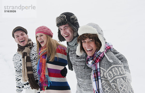 Österreich  Salzburger Land  Flachau  Jugendliche mit Spaß im Schnee