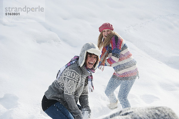 Österreich  Salzburger Land  Flachau  Junge Frauen Schneekampf im Schnee