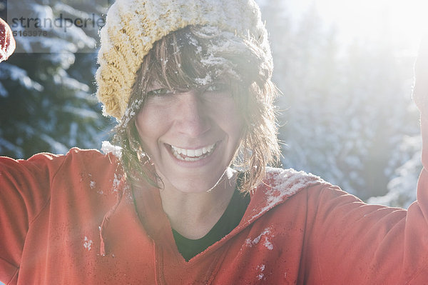 Österreich  Salzburger Land  Flachau  Junge Frau mit Spaß im Schnee