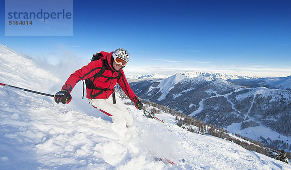 Österreich  Salzburger Land  Altenmarkt-Zauchensee  Mittelalterlicher Skifahrer auf der Piste im Winter