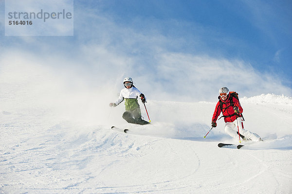 Österreich  Salzburger Land  Altenmarkt-Zauchensee  Mittelalterliches Paar Skifahren auf der Piste im Winter