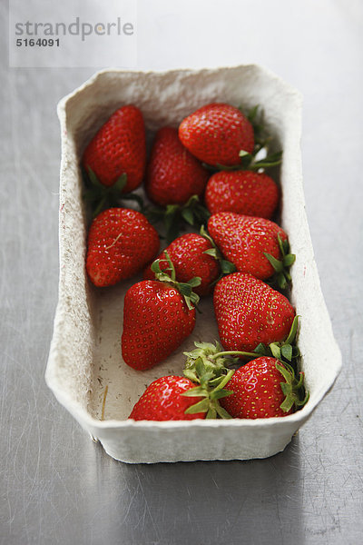 Nahaufnahme von Erdbeeren im Karton