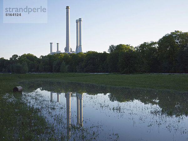Deutschland  München  Blick auf das Heizkraftwerk mit der Isar im Vordergrund