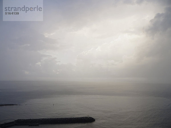Süditalien  Amalfiküste  Piano di Sorrento  Blick auf den Pier im Morgengrauen