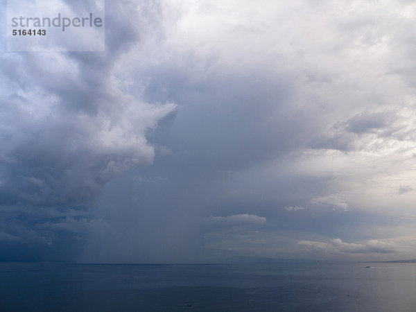 Süditalien  Amalfiküste  Piano di Sorrento  Blick auf Sturmwolken im Meer