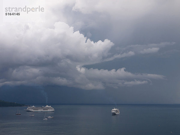 Süditalien  Amalfiküste  Piano di Sorrento  Blick auf Sturmwolken und Cruiseliner auf See