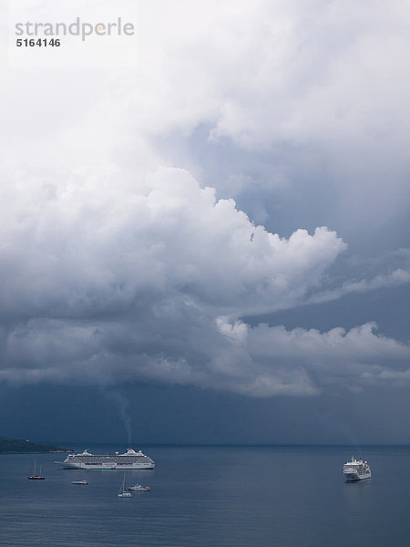 Süditalien  Amalfiküste  Piano di Sorrento  Blick auf Sturmwolken und Cruiseliner auf See