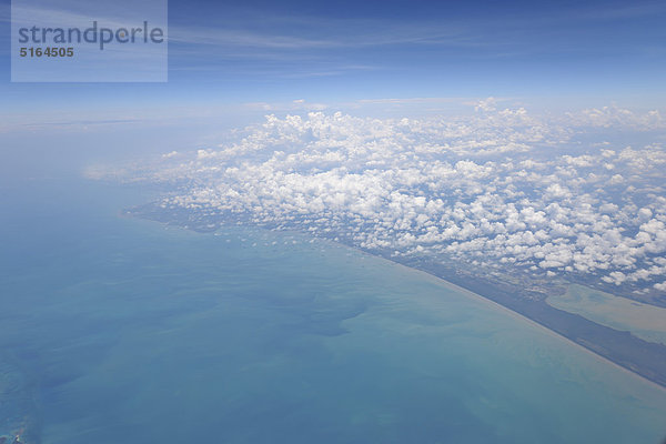 Lateinamerika  Karibik  Belize  Nördliche Lagune  Luftaufnahme der Küste mit Lagune