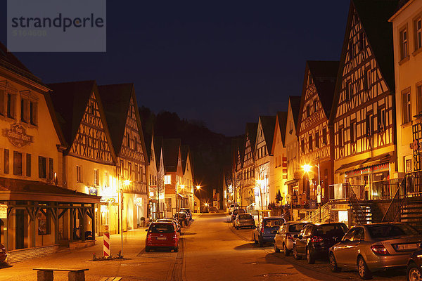 Deutschland  Bayern  Franken  Oberfranken  Fränkische Schweiz  Pottenstein  Stadtansicht mit Fachwerkhäusern bei Nacht