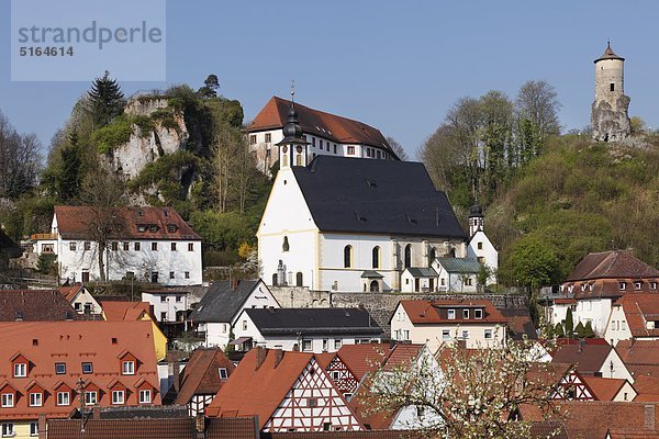 Deutschland  Bayern  Franken  Oberfranken  Fränkische Schweiz  Waischenfeld  Ansicht der Häuser und des Schlosses auf dem Gipfel des Hügels