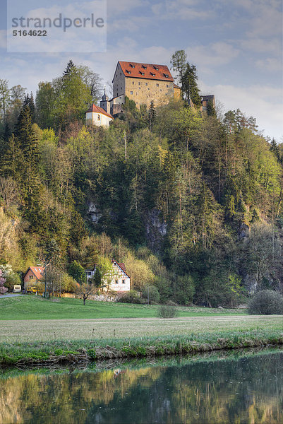 Deutschland  Bayern  Franken  Oberfranken  Fränkische Schweiz  Wiesental  Blick auf Schloss Rabeneck