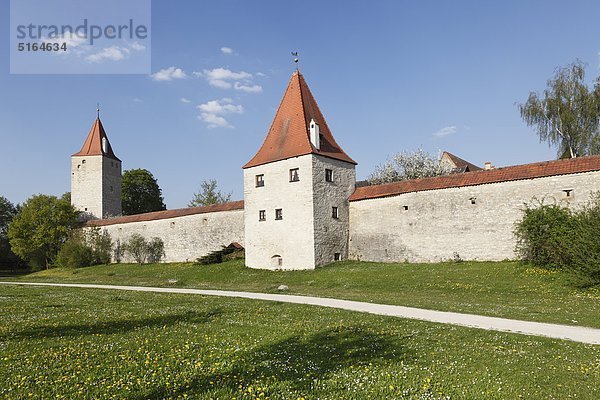 Deutschland  Bayern  Oberpfalz  Berching  Ansicht der Stadtmauer mit Frauenturm und Biersiederturm