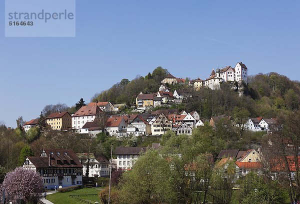 Deutschland  Bayern  Franken  Oberfranken  Fränkische Schweiz  Egloffstein  Blick auf Häuser am Berg