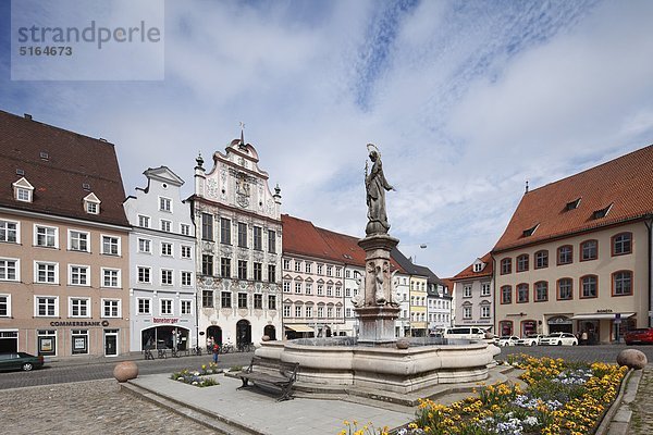 Deutschland  Bayern  Oberbayern  Landsberg am Lech  Blick auf Marienbrunnen mit Rathaus
