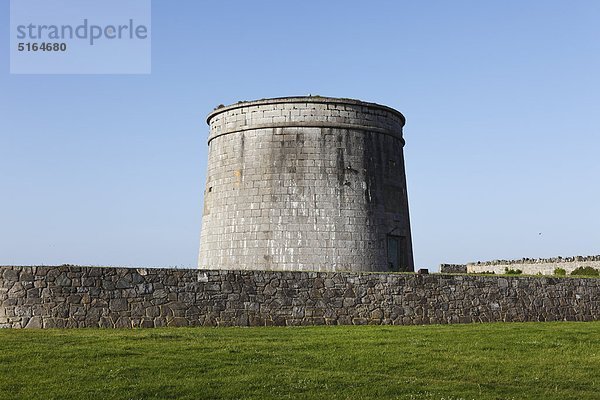 Republik Irland  Grafschaft Fingal  Skerries  Blick auf den Martello Tower