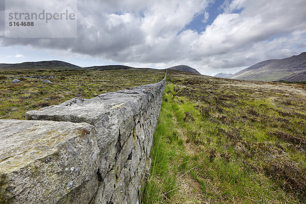 Vereinigtes Königreich  Nordirland  County Down  Mourne Mountains  Blick auf die Mourne Wall