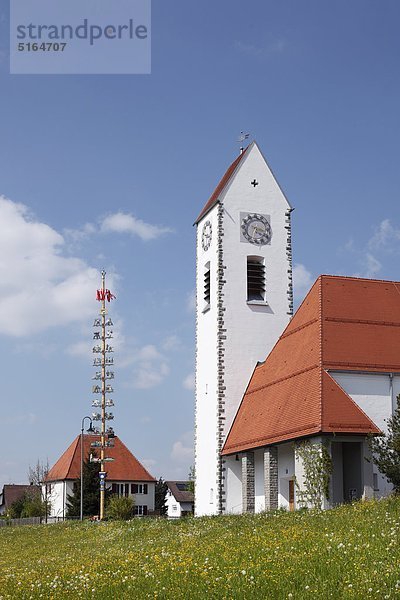 Deutschland  Bayern  Schwaben  Allgäu  Günzach  Blick auf Maibaum mit Kirche