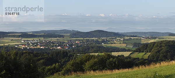 Österreich  Niederösterreich  Wachau  Dunkelsteinerwald  Gansbach  Blick auf Landschaft mit Dorf in der Ferne