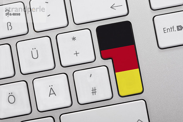 Nahaufnahme des Computerschlüssels mit deutscher Flagge