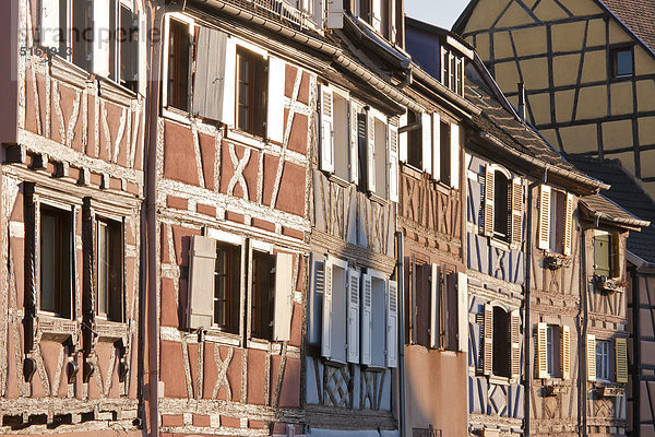 Frankreich  Elsass  Colmar  Krutenau  Quai de la Poissonnerie  Blick auf das Quartier La Petite Venise mit Holzrahmen