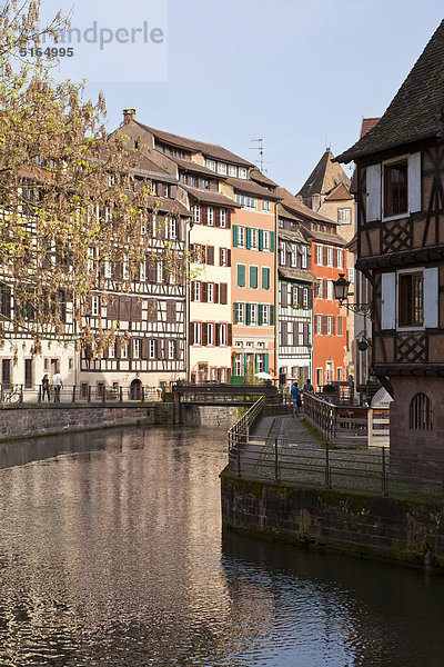 Frankreich  Elsass  Straßburg  Petite-Frankreich  Blick auf gerahmte Häuser am Fluss L'ill