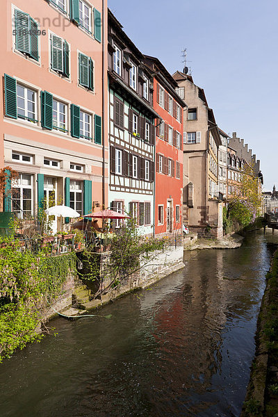 Frankreich  Elsass  Straßburg  Petite-Frankreich  Blick auf die schönen gerahmten Häuser am Fluss L'ill