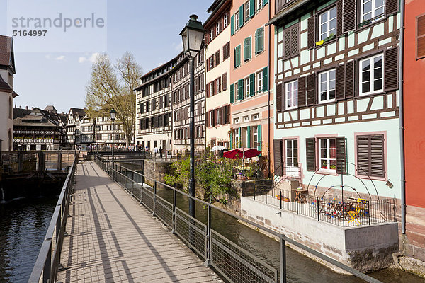 Frankreich  Elsass  Straßburg  Petite-Frankreich  Blick auf schöne Rahmenhäuser mit Fußgängerbrücke am Fluss L'ill