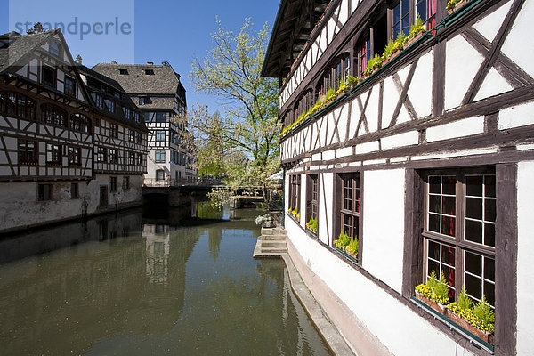 Frankreich  Elsass  Straßburg  Petite-Frankreich  Blick auf Rahmenhäuser am Fluss L'ill
